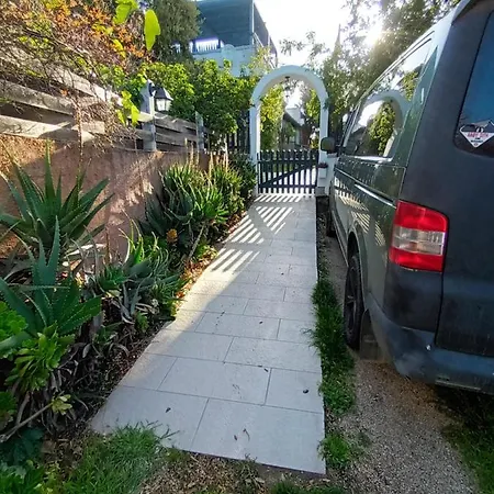 Portopollo Surfhouse Bed & Breakfast Barrabisa