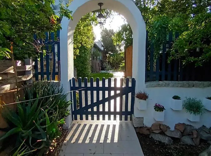 Bed & Breakfast Portopollo Surfhouse 3*