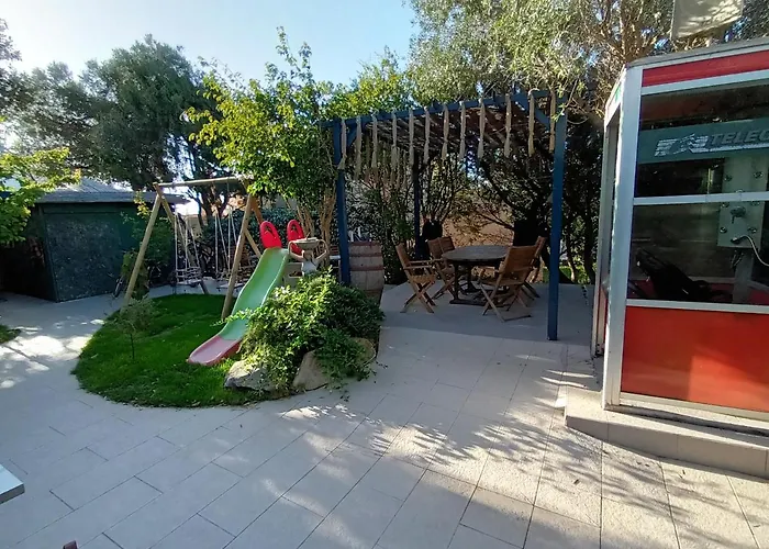 Portopollo Surfhouse Bed & Breakfast